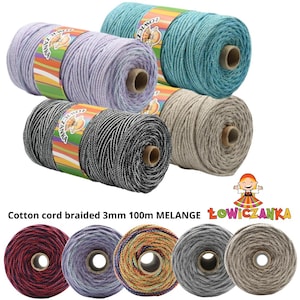 Könnte beinhalten: Eine Auswahl an geflochtenen Baumwollschnurspulen in verschiedenen Farben, darunter Blau, Grau und Beige. Der Text "Cotton cord braided 3mm 100m MELANGE ŁOWICZANKA" ist zu sehen. Jede Spule enthält 100m Schnur.