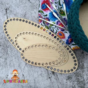 Puede incluir: Tres bases ovaladas de madera para cestas con agujeros pretaladrados, de varios tamaños, están apiladas. Una colorida tela floral y ganchillos son visibles en el fondo. Las bases son de madera clara.