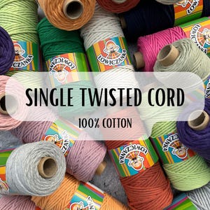 Può includere: Una collezione di rocchetti colorati di cordoncino di cotone ritorto singolo. I rocchetti sono in vari colori, tra cui verde, rosa, arancione e viola. Il testo "SINGLE TWISTED CORD" e "100% COTTON" è sovrapposto.