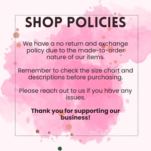 以下が含まれることがあります： ピンクの水彩画の背景に、白い文字で「SHOP POLICIES」と書いてあり、その後にショップのポリシーのリストが続きます。テキストには、「当社の商品は受注生産のため、返品・交換は受け付けておりません。ご購入前にサイズ表と商品説明をご確認ください。ご不明な点がございましたら、お気軽にお問い合わせください。弊社のビジネスをサポートしていただきありがとうございます！」と書いてあります。