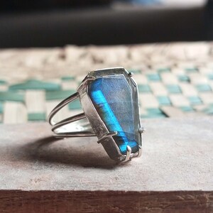 Ring blauwe labradoriet, edelsteenring, kistring, mooie ring, natuurlijke labradoriet, handgemaakte ring, labradorietsieraden, designerring