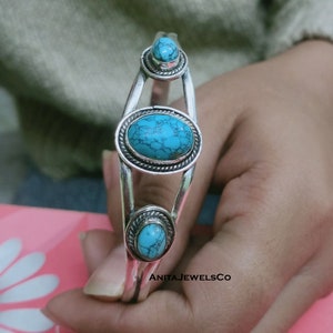 Hermoso brazalete de turquesa, brazalete hecho a mano, brazalete de plata 925, turquesa natural, brazalete de piedras preciosas, joyería de turquesa, brazalete de tres piedras