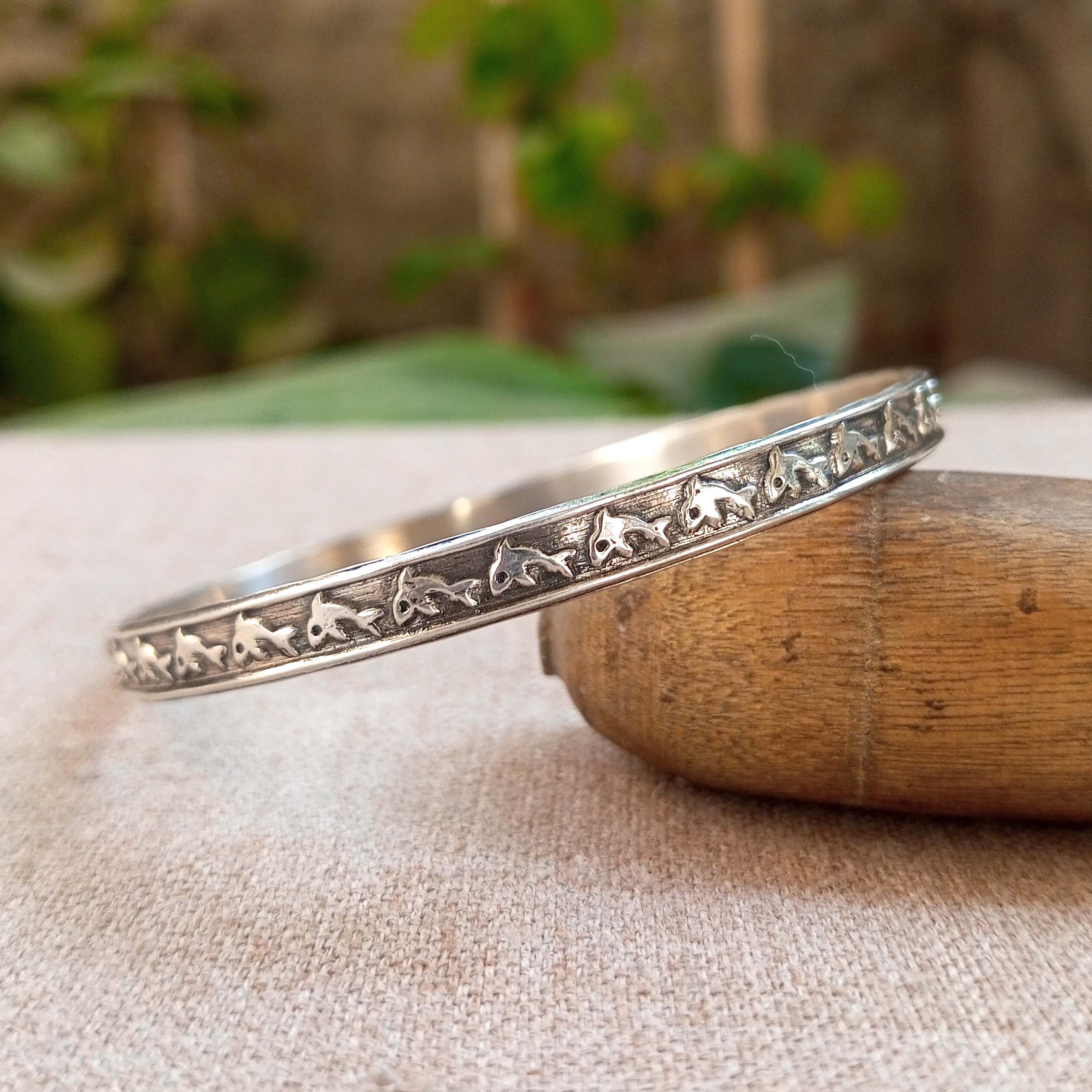 Vintage silver bracelet / bangle with foliate engraving – BabaBarock, Baba  Store