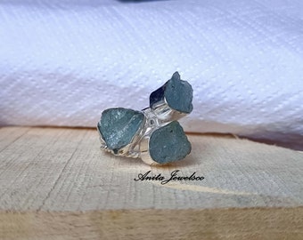 Anillo de aguamarina cruda, anillo hecho a mano, joyería de aguamarina, anillo de declaración, anillo de tres piedras, aguamarina natural, anillo de plata 925, joyería cruda