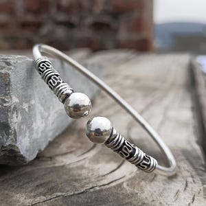 Dicke westindische Armreifen, handgemachte Armreif, zierliche Armreif, Sterling Silber Armreifen, Armreifen, westindische Silber Armreifen, Frauen Armreif