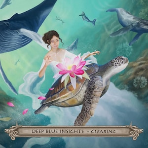 Puede incluir: Ilustraci&oacute;n art&iacute;stica de una mujer con una flor de loto montada en una tortuga marina, rodeada de ballenas y peces. La imagen tiene una combinaci&oacute;n de colores verde azulado y azul. El texto "DEEP BLUE INSIGHTS - CLEARING" est&aacute; en la parte inferior.