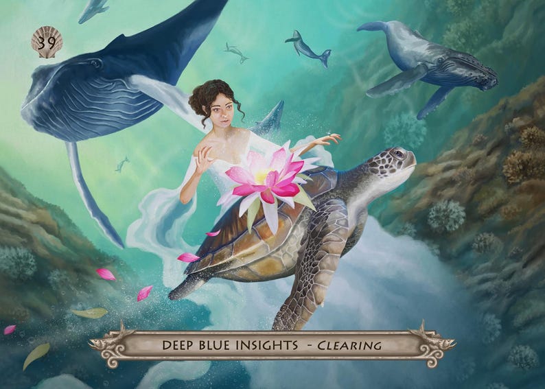 Puede incluir: Ilustraci&oacute;n art&iacute;stica de una mujer con una flor de loto montada en una tortuga marina, rodeada de ballenas y peces. La imagen tiene una combinaci&oacute;n de colores verde azulado y azul. El texto "DEEP BLUE INSIGHTS - CLEARING" est&aacute; en la parte inferior.