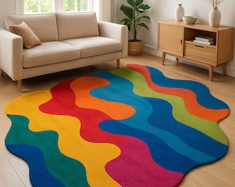 Pode incluir: Um tapete de área abstrato e colorido com um design ondulado. O tapete apresenta tons vibrantes de vermelho, laranja, amarelo, verde, azul e rosa. O tapete é colocado sobre um piso de madeira clara, com um sofá bege e um armário de madeira ao fundo.