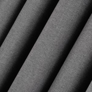 Könnte beinhalten: Nahaufnahme eines grauen Stoffes mit strukturierter Oberfläche. Der Stoff ist so gefaltet, dass eine Reihe paralleler Linien entsteht.