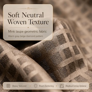 Könnte beinhalten: Geometrischer Stoff in Nerz-Taupe mit einem warmen graubeigen Rautenmuster und weicher, neutraler Webstruktur. Der Text auf dem Bild lautet: Soft Neutral Woven Texture, Mink taupe geometric fabric, Warm gray beige diamond pattern, Heavy Textured, Room Darkening, Blackout Lining Optional.
