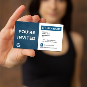 Puede incluir: Una tarjeta de visita azul y blanca con el texto "You're Invited" y "CHURCH NAME". La tarjeta tambi&eacute;n incluye los horarios de los servicios de la iglesia, la direcci&oacute;n, la informaci&oacute;n de las redes sociales y el sitio web.