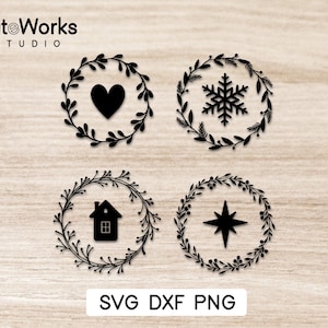 Könnte beinhalten: Vier schwarze und weiße Kränze mit verschiedenen Designs in der Mitte. Die Kränze befinden sich auf einem Holzmaserungshintergrund. Die Designs sind ein Herz, eine Schneeflocke, ein Haus und ein Stern.
