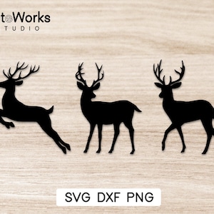 Może przedstawiać: Trzy czarne sylwetki jeleni z rogami. Jelenie są zwrócone przodem i stoją na tle imitującym drewno. Na dole obrazu widnieje tekst "SVG DXF PNG".