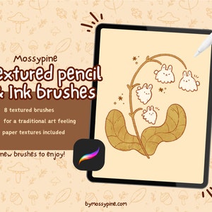 Puede incluir: Una ilustración digital de una flor de lirio de los valles con cuatro conejos blancos en el tallo. La imagen se muestra en la pantalla de una tableta con un lápiz óptico al lado. El texto "Mossypine textured pencil & Ink brushes" se muestra en el lado izquierdo de la imagen. El texto "8 textured brushes for a traditional art feeling paper textures included" se muestra debajo del texto principal. El texto "new brushes to enjoy!" se muestra debajo de la lista de funciones. El texto "bymossypine.com" se muestra en la parte inferior de la imagen.