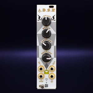 Puede incluir: M&oacute;dulo electr&oacute;nico blanco con perillas negras etiquetadas como "Attack", "Decay", "Sustain" y "Release". Acentos y texto dorados incluyen "A.D.S.R." y etiquetas de entrada/salida. El m&oacute;dulo tiene una serie de conectores y un interruptor en la base.