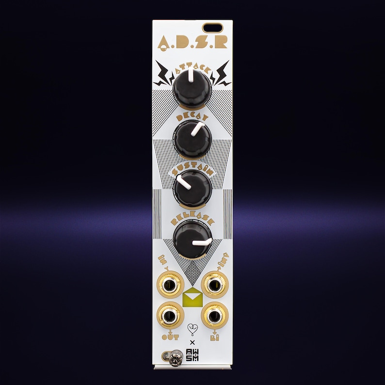 Puede incluir: M&oacute;dulo electr&oacute;nico blanco con perillas negras etiquetadas como "Attack", "Decay", "Sustain" y "Release". Acentos y texto dorados incluyen "A.D.S.R." y etiquetas de entrada/salida. El m&oacute;dulo tiene una serie de conectores y un interruptor en la base.