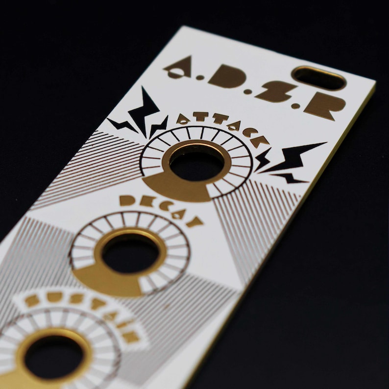 Puede incluir: Panel rectangular blanco con gr&aacute;ficos dorados y negros. El panel presenta el texto "A.D.S.R." en la parte superior, con dise&ntilde;os circulares y las palabras "ATTACK", "DECAY" y "SUSTAIN". Tambi&eacute;n hay gr&aacute;ficos de rayos.