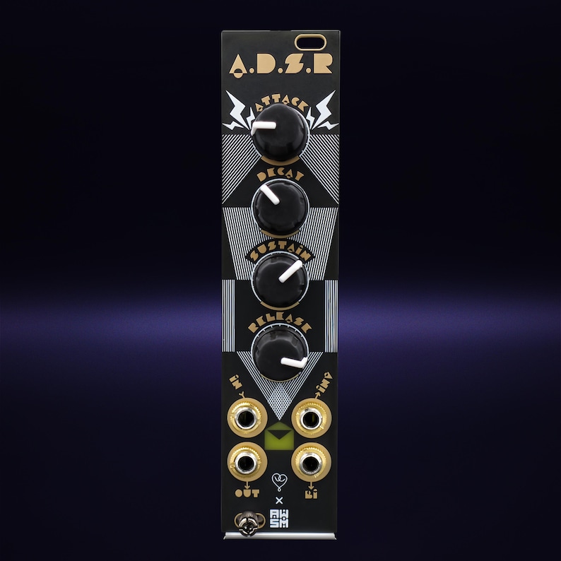 Puede incluir: M&oacute;dulo de sintetizador electr&oacute;nico negro con detalles dorados. Cuenta con cuatro perillas negras etiquetadas como Attack, Decay, Sustain y Release. El m&oacute;dulo tiene conectores de entrada/salida dorados y el texto "A.D.S.R."