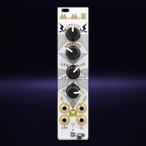 Puede incluir: M&oacute;dulo de sintetizador de m&uacute;sica electr&oacute;nica blanco con perillas negras y detalles dorados. El m&oacute;dulo presenta el texto "M.A.K. ATTACK RELEASE A.S.R. L.A.R. A.R. L.F.O." y varios conectores de entrada/salida. El dise&ntilde;o incluye patrones geom&eacute;tricos y gr&aacute;ficos de rayos.