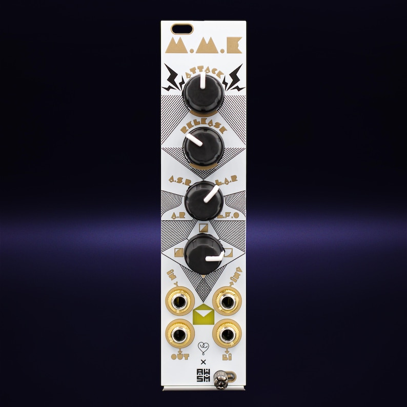 Puede incluir: M&oacute;dulo de sintetizador de m&uacute;sica electr&oacute;nica blanco con perillas negras y detalles dorados. El m&oacute;dulo presenta el texto "M.A.K. ATTACK RELEASE A.S.R. L.A.R. A.R. L.F.O." y varios conectores de entrada/salida. El dise&ntilde;o incluye patrones geom&eacute;tricos y gr&aacute;ficos de rayos.