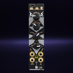 Puede incluir: M&oacute;dulo de sintetizador de m&uacute;sica electr&oacute;nica negro con detalles dorados y blancos. Cuenta con cuatro perillas negras etiquetadas como "Attack", "Release", "A.S.R" y "A.R.". Incluye conectores de entrada y salida, y el texto "M.A.K."