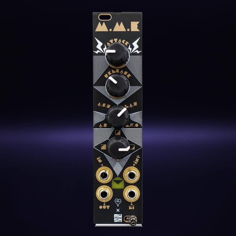Puede incluir: M&oacute;dulo de sintetizador de m&uacute;sica electr&oacute;nica negro con detalles dorados y blancos. Cuenta con cuatro perillas negras etiquetadas como "Attack", "Release", "A.S.R" y "A.R.". Incluye conectores de entrada y salida, y el texto "M.A.K."