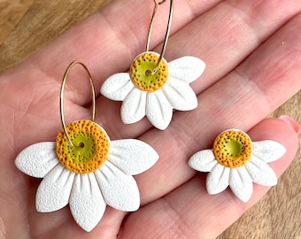 Brincos de argola floral em argila com margaridas: Brincos pendentes feitos à mão em argila polimérica.