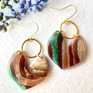 Boucles d&#39;oreilles pendantes marbrées en pâte polymère : effet turquoise marron chocolat