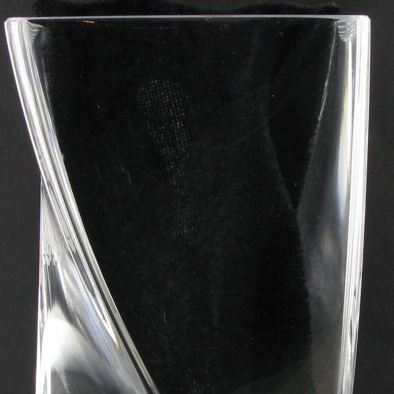 Nobile Ruby Leaf Twist Vase - 20cm