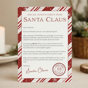 Peut inclure: Annonce de Noël du Père Noël sur une carte blanche avec des bordures rayées rouges et blanches. Le texte comprend une demande spéciale de Buddy et présente Bella. La carte est décorée de flocons de neige et d'un sceau du Père Noël.