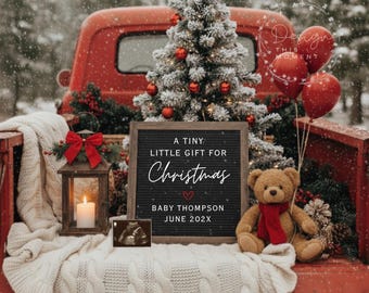 Puede incluir: Anuncio de embarazo con temática navideña. Una caja de camión roja vintage está decorada con un árbol de Navidad nevado, globos rojos y un oso de peluche. Un letrero dice "A Tiny Little Gift for Christmas".