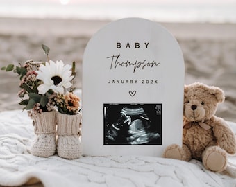 Plantilla elegante para anunciar el embarazo en la playa / Anuncio moderno para bebé / Anuncio digital en redes sociales / Ideas neutrales para anunciar el bebé