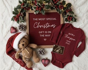 Puede incluir: Anuncio de bebé con temática navideña. Un body burdeos con el texto "Baby Thompson June 202X" junto a un tablero enmarcado con el texto "The Most Special Christmas Gift Is On The Way". Un oso de peluche con gorro de Papá Noel y guirnalda de acebo.
