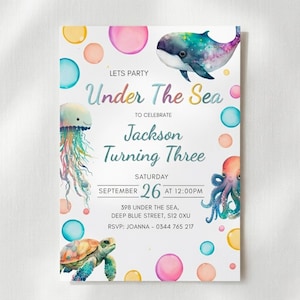 K&ouml;nnte beinhalten: Eine Einladungskarte mit Unterwasser-Thema. Sie zeigt Aquarellillustrationen von Meereslebewesen, darunter ein Wal, eine Qualle, ein Oktopus und eine Schildkr&ouml;te. Der Text lautet "Under The Sea", "Jackson Turning Three" und Veranstaltungsdetails.