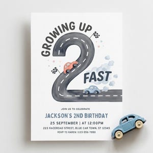 Könnte beinhalten: Eine rechteckige Geburtstagseinladungskarte mit einer großen, straßenförmigen Zwei in Grau, einem korallenfarbenen und einem blauen Auto, Zielflaggen und dem Text Growing Up Fast. Sie enthält Details zum 2. Geburtstag von Jackson am 25. September.