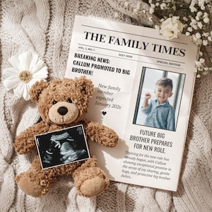 Op de afbeelding: Een bruine teddybeer houdt een echo-afbeelding vast naast een krant getiteld "The Family Times". De kop luidt "Callum gepromoveerd tot grote broer!" met een foto van een jonge jongen. De krant kondigt een nieuw gezinslid aan dat in januari 202x wordt verwacht.