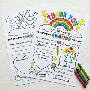 Puede incluir: Dos tarjetas blancas de "Gracias" para un profesor, con dibujos coloridos y notas manuscritas. Una tarjeta est&aacute; parcialmente coloreada con un arco&iacute;ris, estrellas y las palabras "Amazing Teacher". Los crayones est&aacute;n colocados al lado.