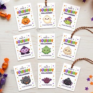 Op de afbeelding: Negen rechthoekige witte cadeaulabels met de tekst Have a SQUISHY HALLOWEEN! From Charlotte. Elk label toont een uniek kleurrijk stripfiguur, waaronder een pompoen, een spook, een heks, een vampier, een monster, een mummie, een kat, een vleermuis en een spin.