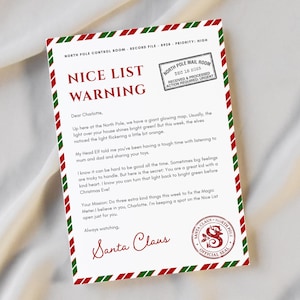 Könnte beinhalten: Ein Brief vom Weihnachtsmann mit einem rot-grün gestreiften Rand. Der Text lautet "Nice List Warning" und enthält eine Nachricht an Charlotte. Ein Stempel des Nordpol-Postraums ist sichtbar.
