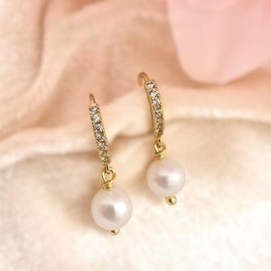 DIAMONATE HUGGIE PEARL : Fresh Water Pearls
