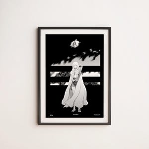 Könnte beinhalten: Schwarzweiß-Illustration eines Charakters mit langen Haaren und einem wallenden Umhang, der vor einem dunklen Hintergrund mit einigen weißen Wolken steht. Der Charakter hält ein Schwert in seiner rechten Hand. Das Bild ist in einem schwarzen Rahmen gerahmt.