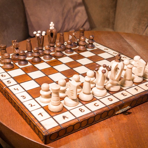 Échiquier Royal en bois et son jeu d'échecs | Jeu d'échecs de Voyage | Jeu d'échecs Transportable et Pliable Artisanal
