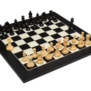 Könnte beinhalten: Ein schwarz-weißes Schachbrett mit schwarzen und weißen Schachfiguren, die auf dem Brett aufgestellt sind. Das Brett ist aus Holz und hat einen schwarzen Rand.
