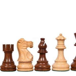 Könnte beinhalten: Ein Satz hölzerner Schachfiguren, darunter ein Bauer, ein Turm, ein Springer, ein Läufer, eine Dame und ein König. Die Figuren sind aus hellem und dunklem Holz gefertigt, wobei die hellen Figuren aus hellem braunem Holz und die dunklen Figuren aus dunklem braunem Holz bestehen.