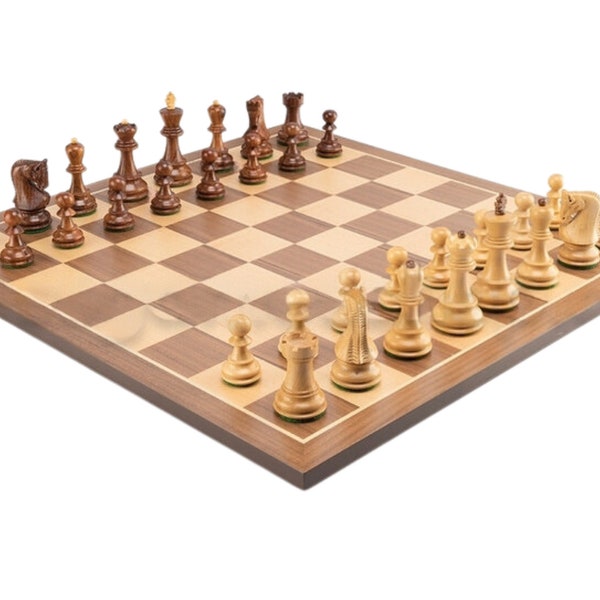 Jeu d'échecs en bois avec plateau et pièces d'échecs russes