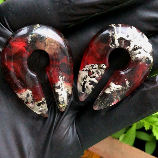 Plugs are made of epoxy resin and tree bark. A pair of epoxy ear weights, glossy ear plugs, ear hangers, 10 mm ear weights, ear extensions