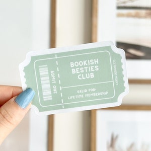 Adesivo Bookish Besties Club: biglietto verde salvia, vinile impermeabile