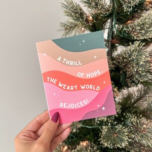 Un frisson d'espoir, le monde fatigué se réjouit ! Jolie carte de Noël | Cartes de Noël illustrées, cartes de Noël chrétiennes, intérieur vierge