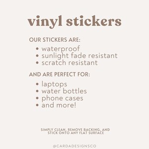 Peut inclure: Graphique beige avec les mots "vinyl stickers" en marron. Le texte d&eacute;crit les autocollants comme imperm&eacute;ables, r&eacute;sistants &agrave; la d&eacute;coloration au soleil et r&eacute;sistants aux rayures. Ils conviennent aux ordinateurs portables, aux bouteilles d'eau, aux &eacute;tuis de t&eacute;l&eacute;phone, etc. Le texte comprend &eacute;galement les instructions.