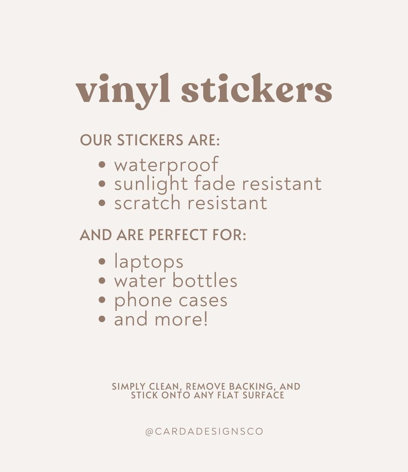 Peut inclure: Graphique beige avec les mots "vinyl stickers" en marron. Le texte d&eacute;crit les autocollants comme imperm&eacute;ables, r&eacute;sistants &agrave; la d&eacute;coloration au soleil et r&eacute;sistants aux rayures. Ils conviennent aux ordinateurs portables, aux bouteilles d'eau, aux &eacute;tuis de t&eacute;l&eacute;phone, etc. Le texte comprend &eacute;galement les instructions.